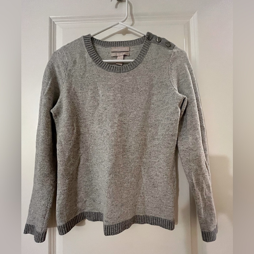 Banana Republic light grey sweater
Size women’s XS